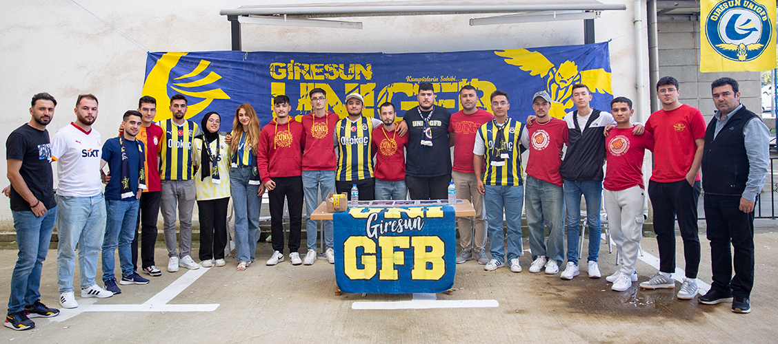 GRÜ Genç Fenerbahçeliler Topluluğu ve UltrAslan Uni Giresun Topluluğu açmış oldukları stantlarda dostluk pozları verdi.