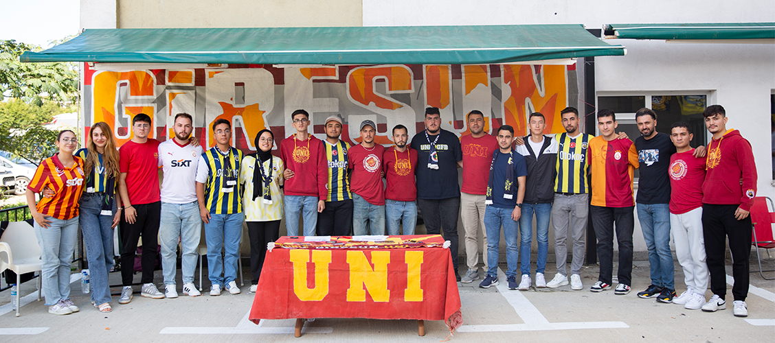 UltrAslan UNİ Giresun Topluluğu ve GRÜ Genç Fenerbahçeliler Topluluğu açmış oldukları stantlarda dostluk pozları verdi.